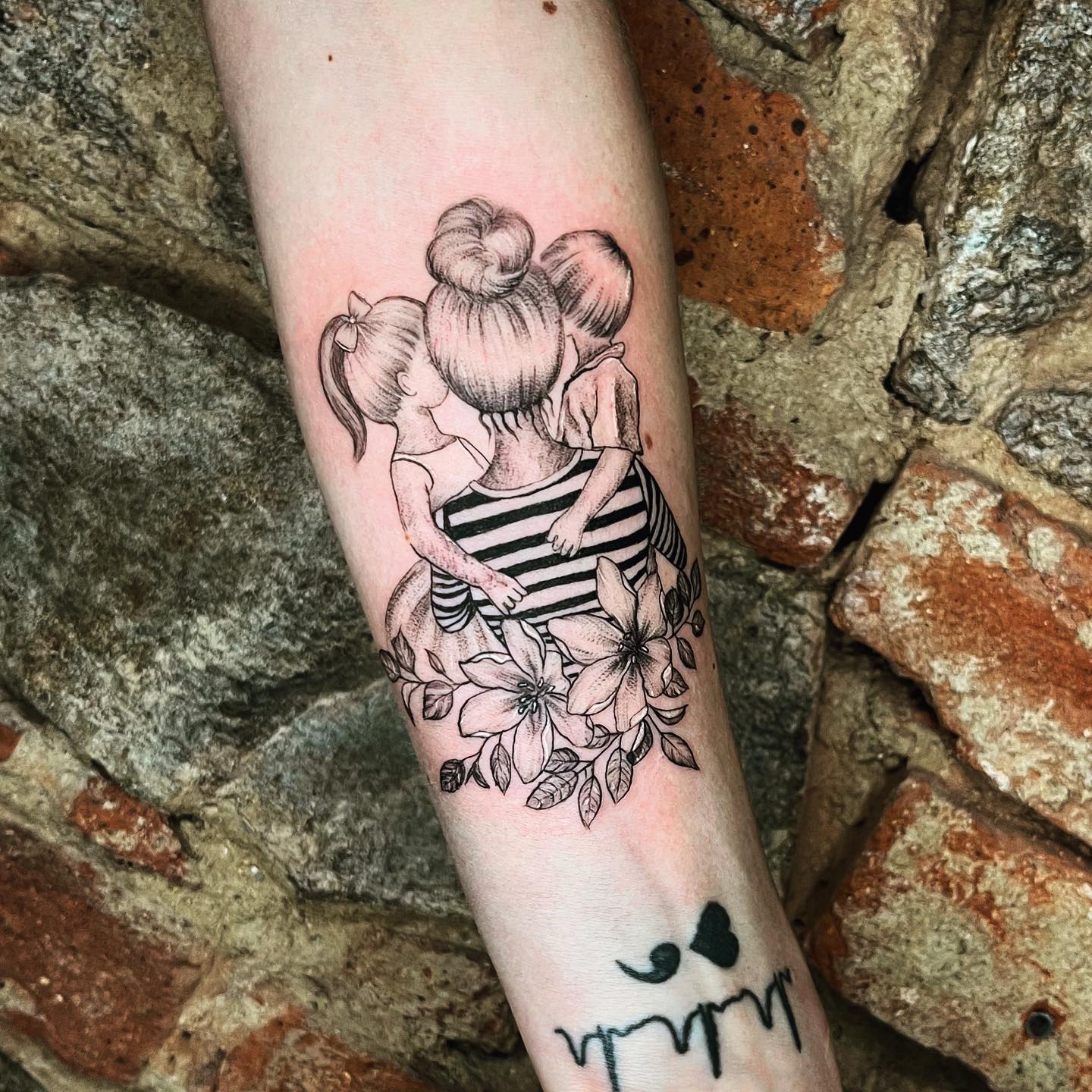 Tetování rodinného motivu na předloktí — skutečná práce Lookash Ink